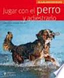 Jugar con el perro y adiestrarlo