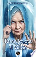 La mujer tras el vidrio